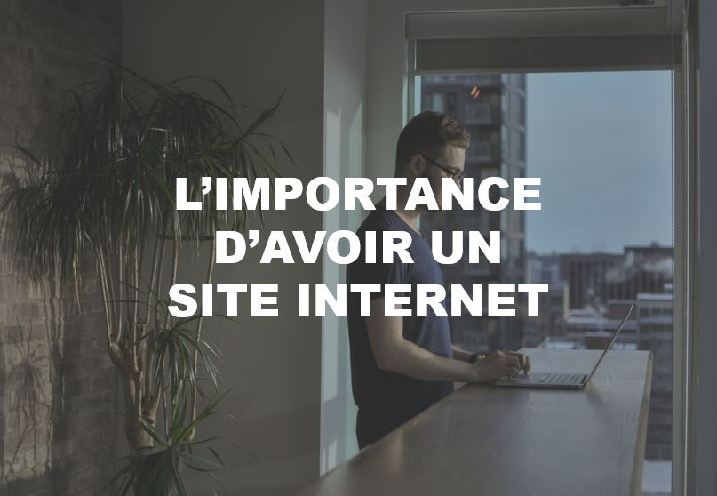 Image de couverture de l'article "Naviguer vers le succès : Pourquoi un site web est essentiel pour votre entreprise", montrant une personne devant son ordinateur, illustrant l'importance d'un site internet pour les entreprises, par Morgane Gervois, développeuse web freelance à Paris, fondatrice de gervois-developpement.